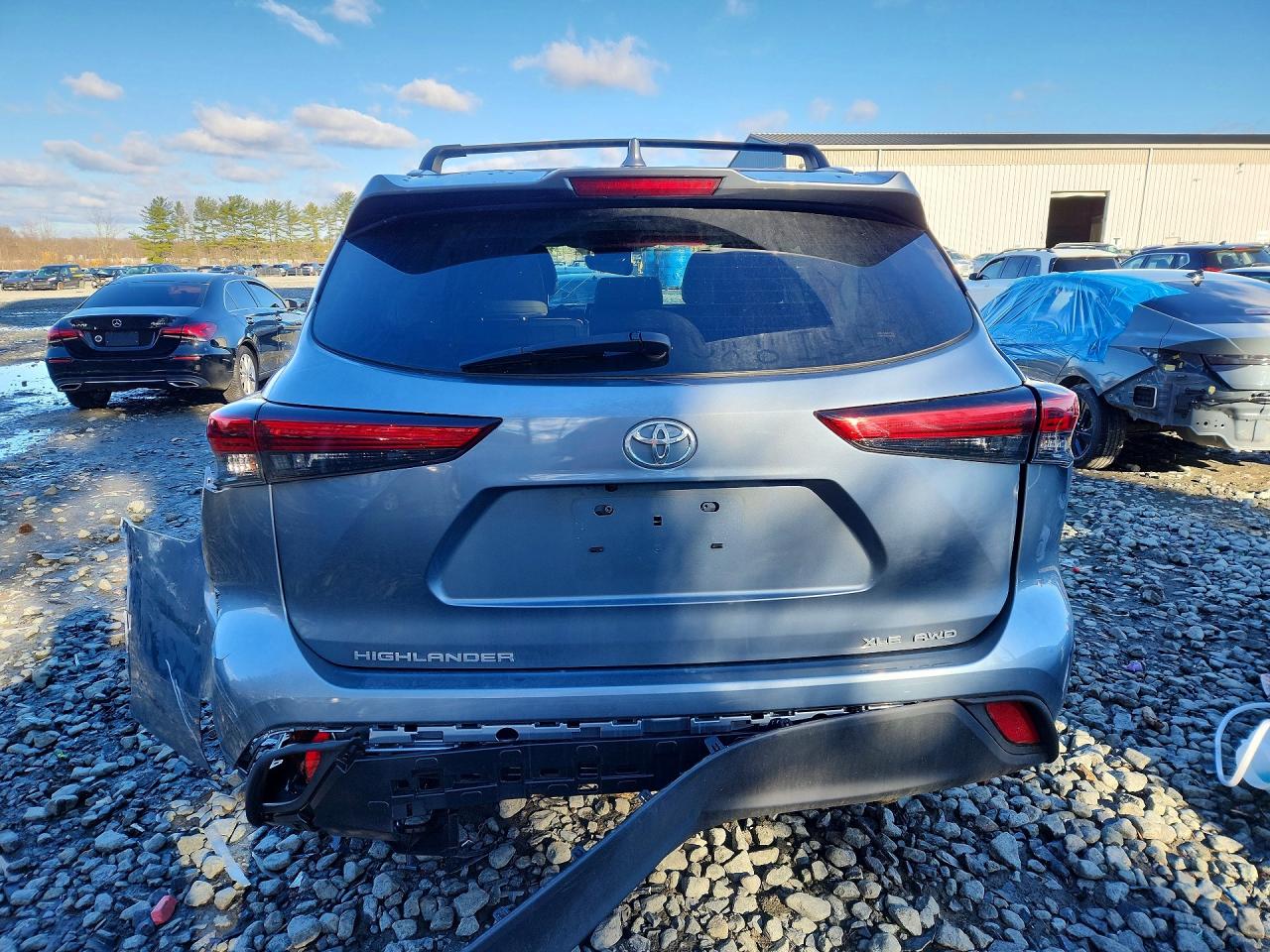 2022 TOYOTA HIGHLANDER XLE photo 6