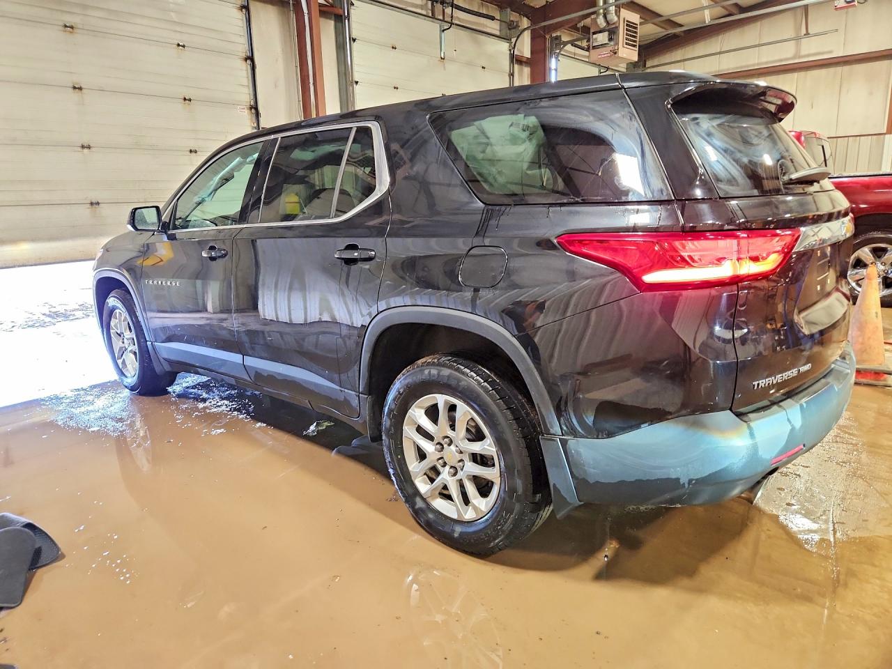 2020 CHEVROLET TRAVERSE LS photo 2