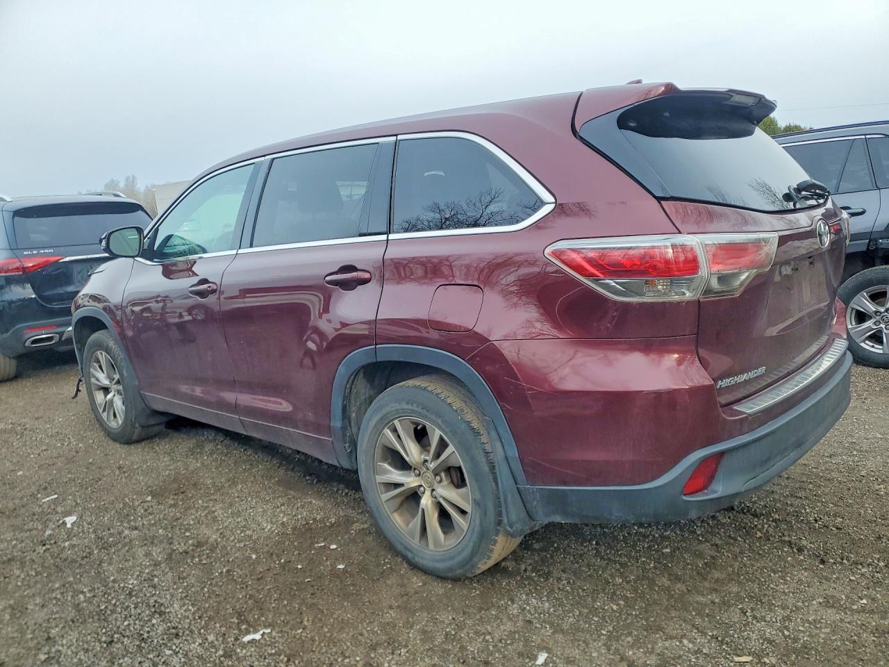 2014 TOYOTA HIGHLANDER LE photo 2