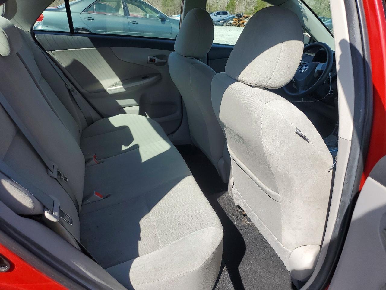 2013 TOYOTA COROLLA LE photo 10