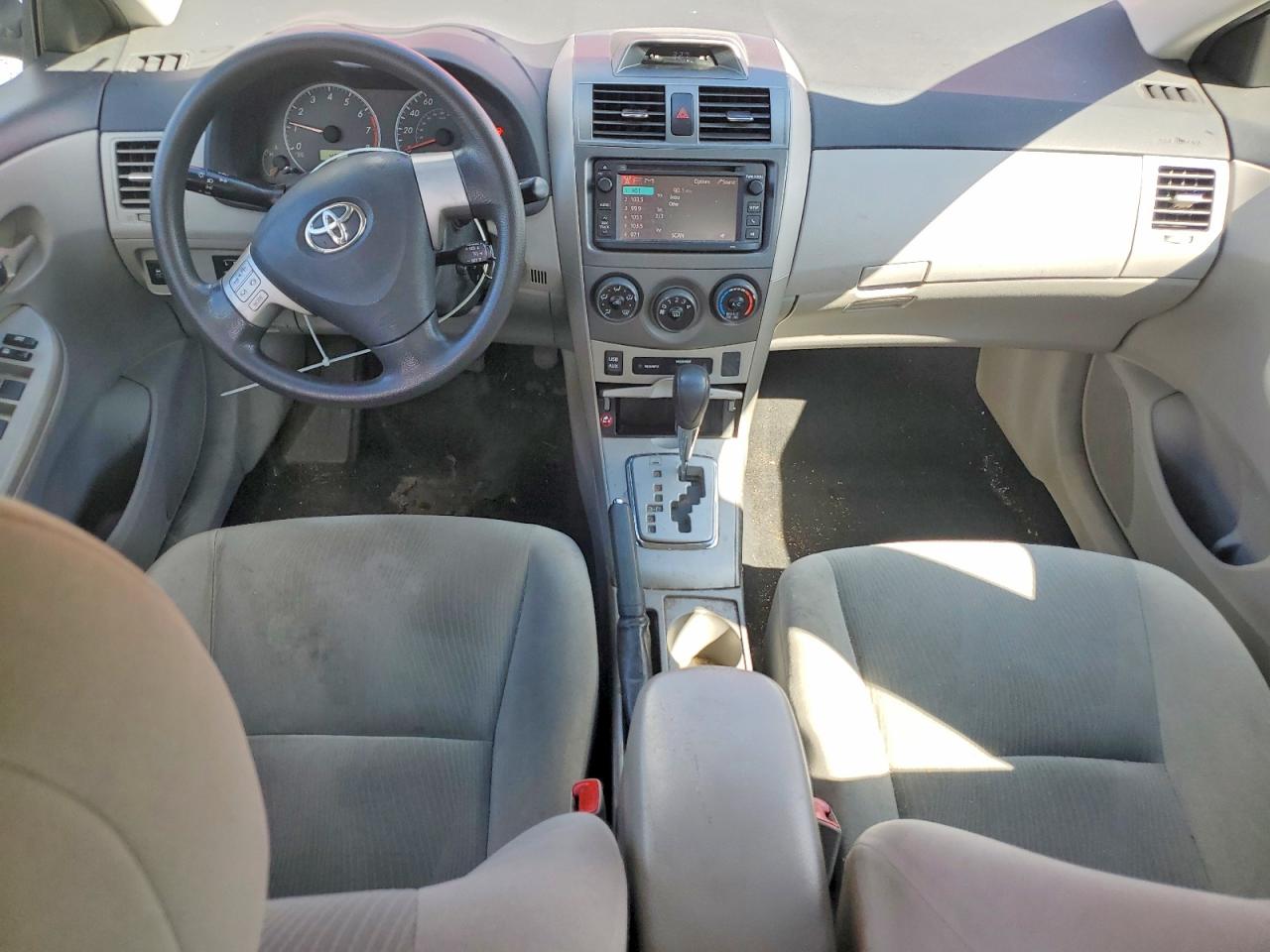 2013 TOYOTA COROLLA LE photo 8
