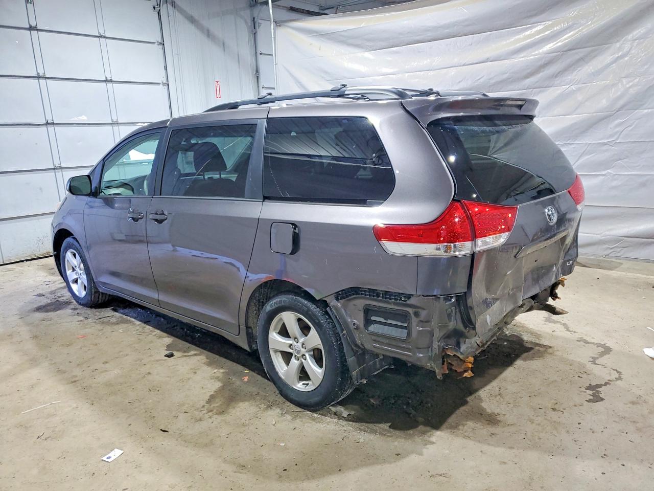 2013 TOYOTA SIENNA LE 8-PASSENGER photo 3