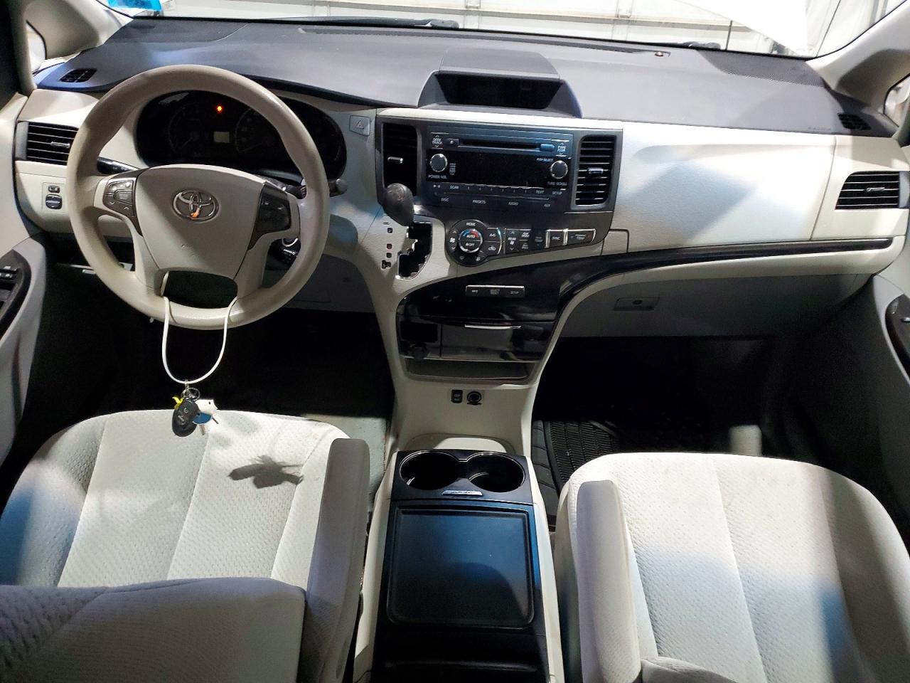 2013 TOYOTA SIENNA LE 8-PASSENGER photo 15