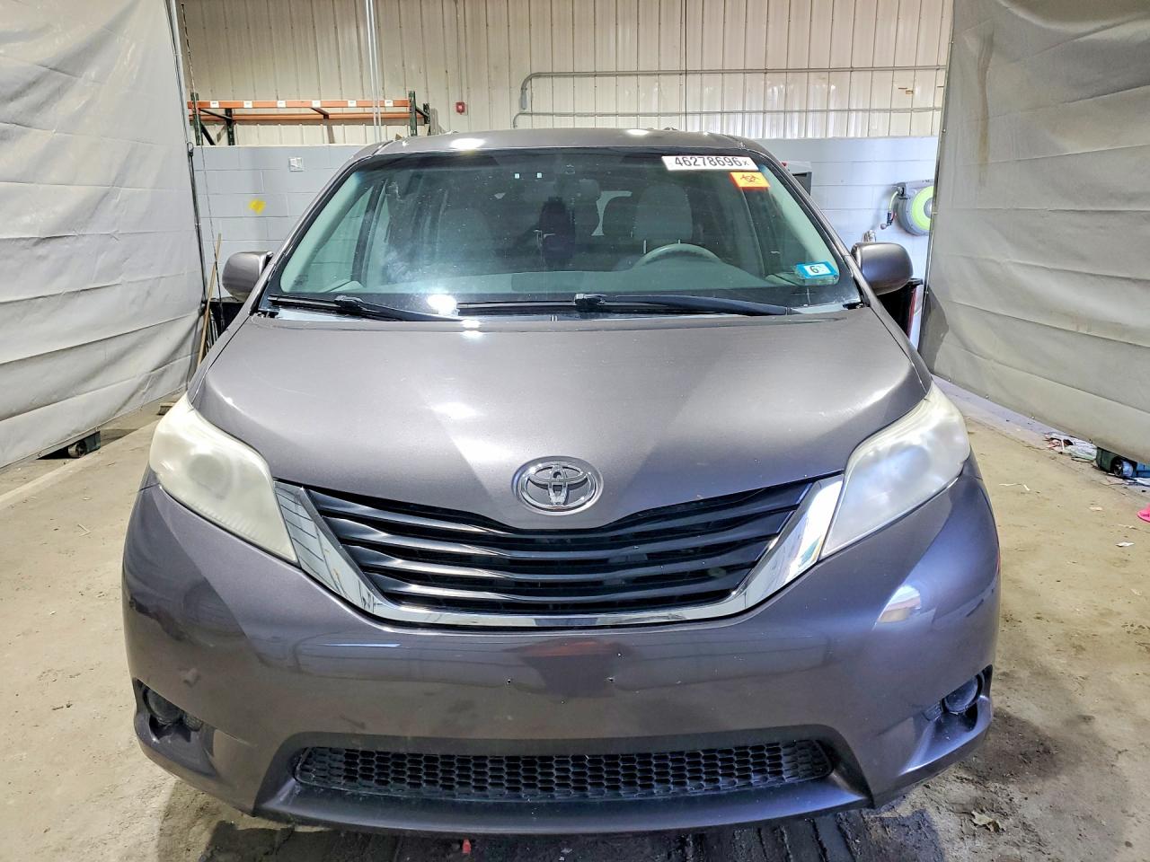 2013 TOYOTA SIENNA LE 8-PASSENGER photo 9