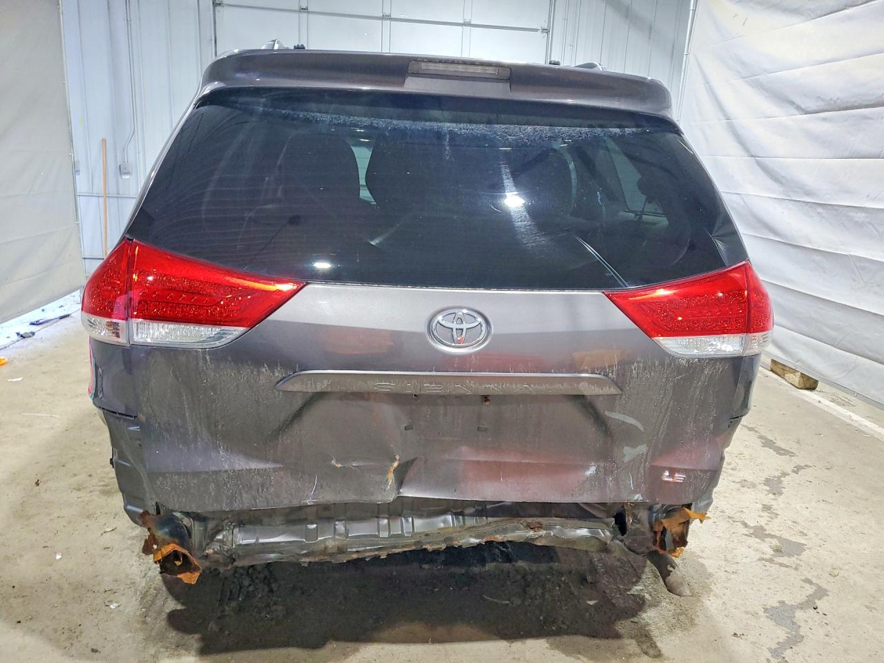 2013 TOYOTA SIENNA LE 8-PASSENGER photo 11
