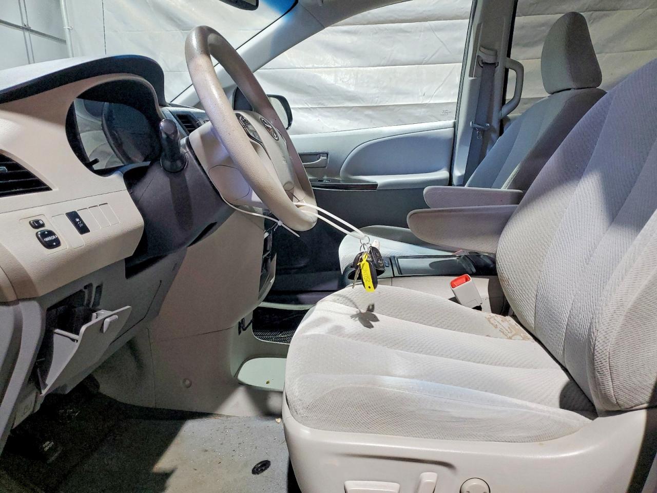 2013 TOYOTA SIENNA LE 8-PASSENGER photo 13