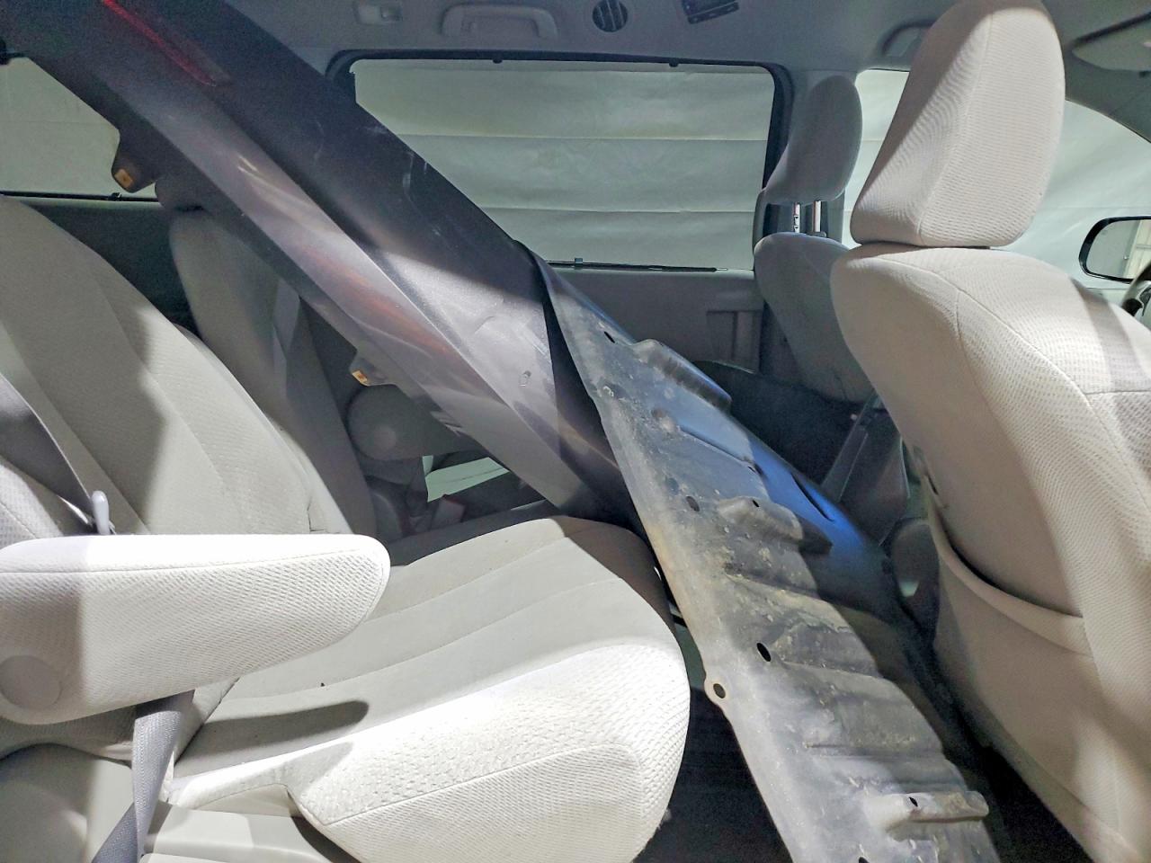2013 TOYOTA SIENNA LE 8-PASSENGER photo 21