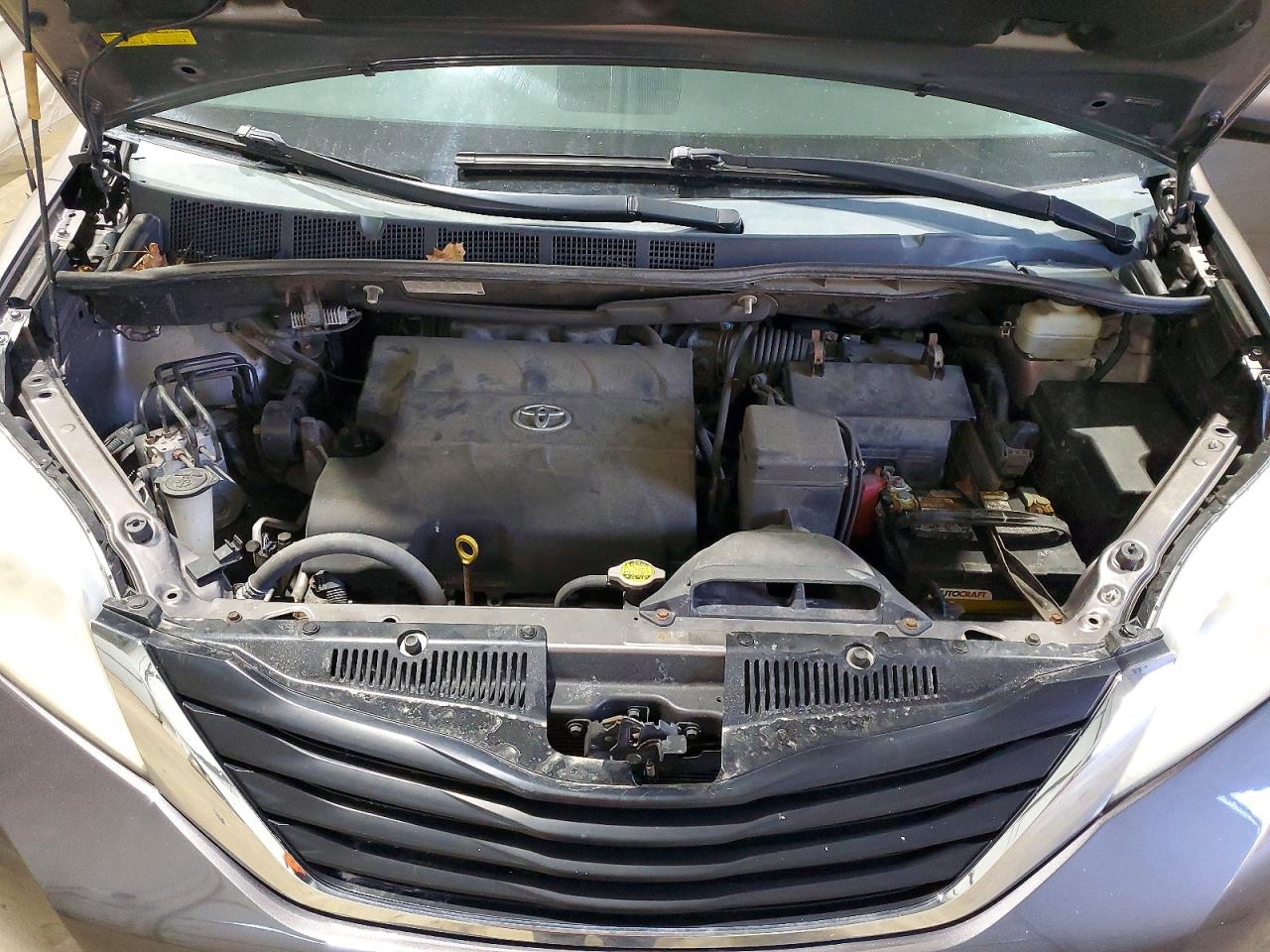 2013 TOYOTA SIENNA LE 8-PASSENGER photo 23