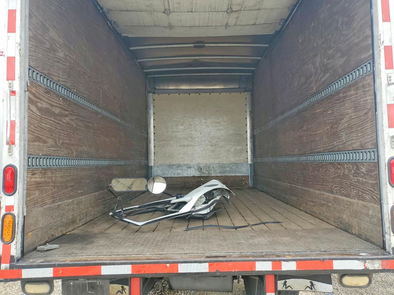 2005 ISUZU NPR BOX TRUCK photo 19