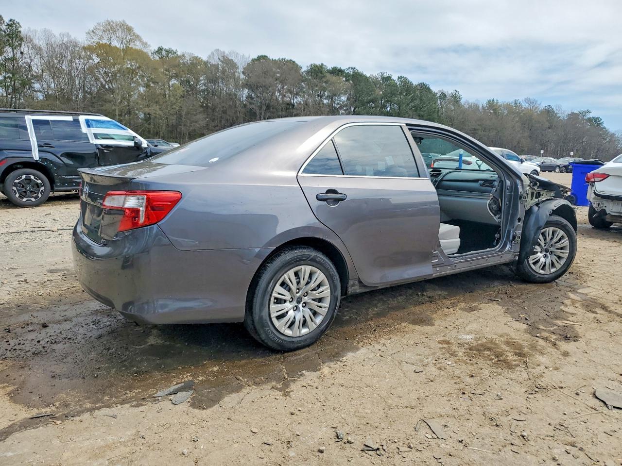 2013 TOYOTA CAMRY L photo 3