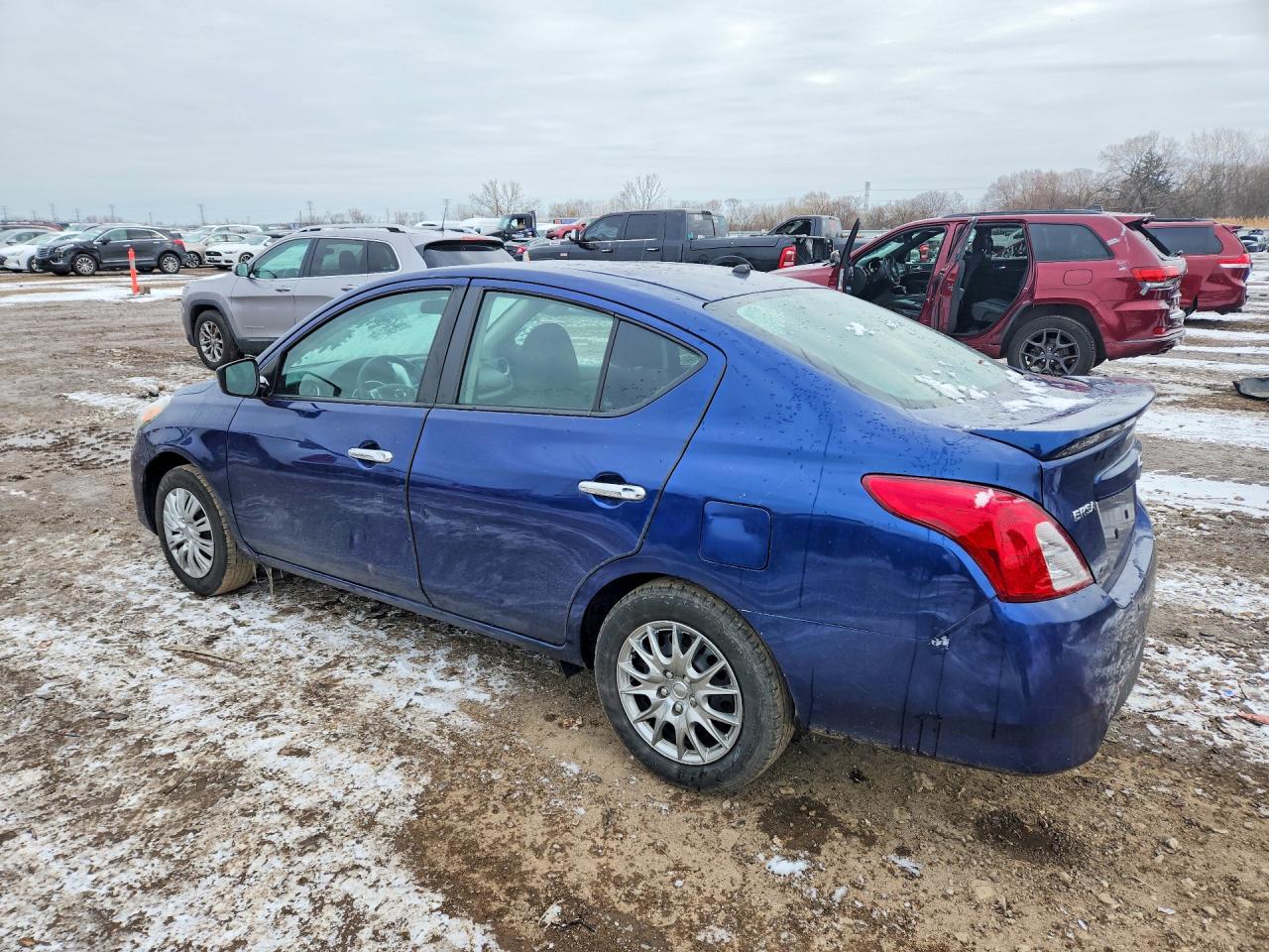 2019 NISSAN VERSA SV photo 2