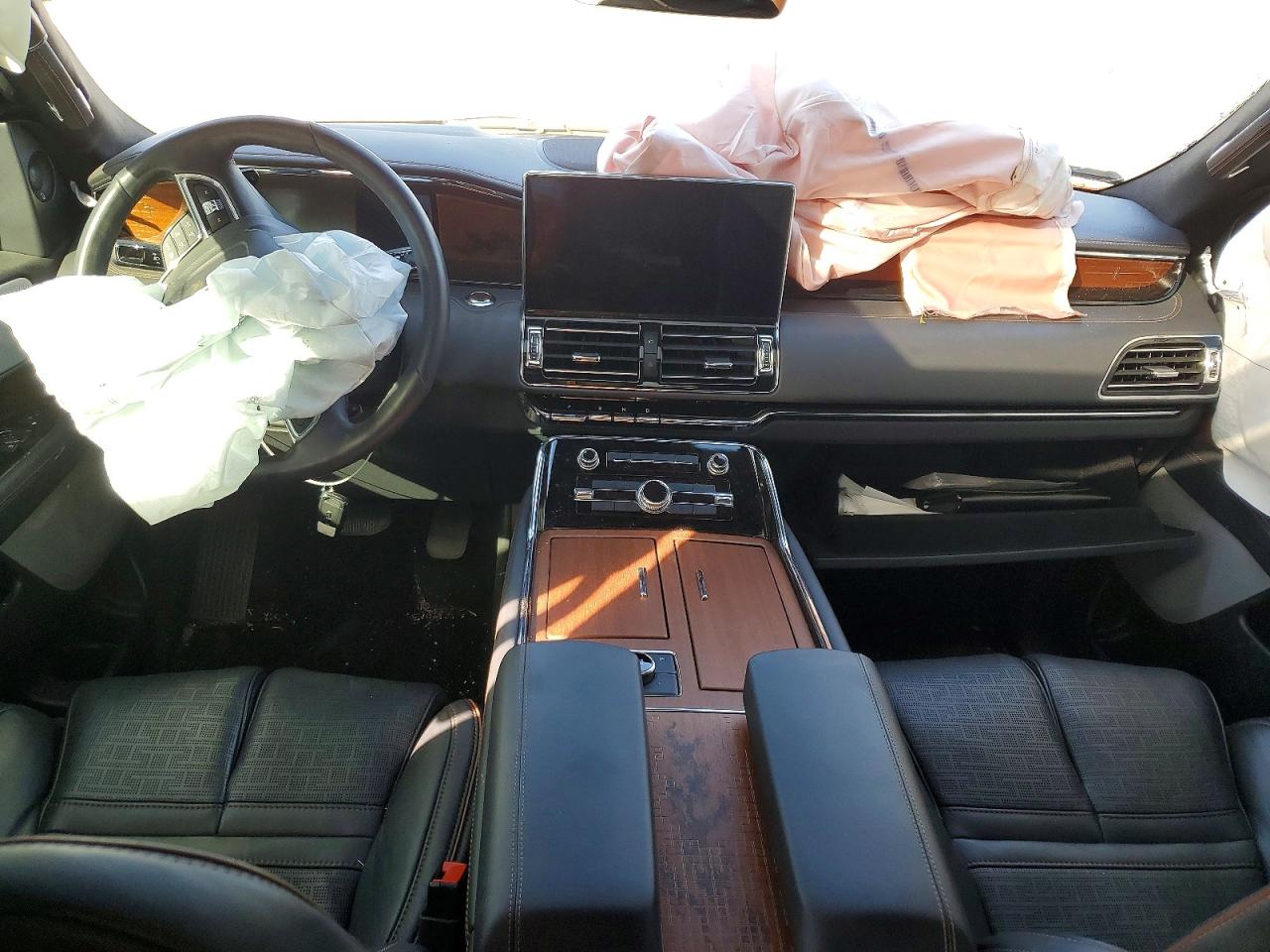 2024 LINCOLN NAVIGATOR BLACK LABEL photo 15