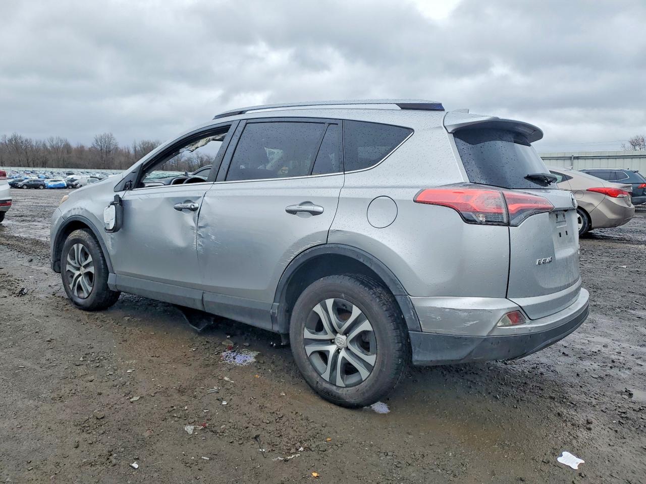 2018 TOYOTA RAV4 LE photo 3