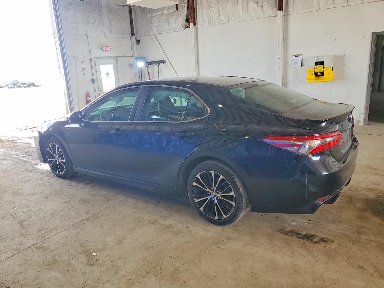 2018 TOYOTA CAMRY SE photo 4