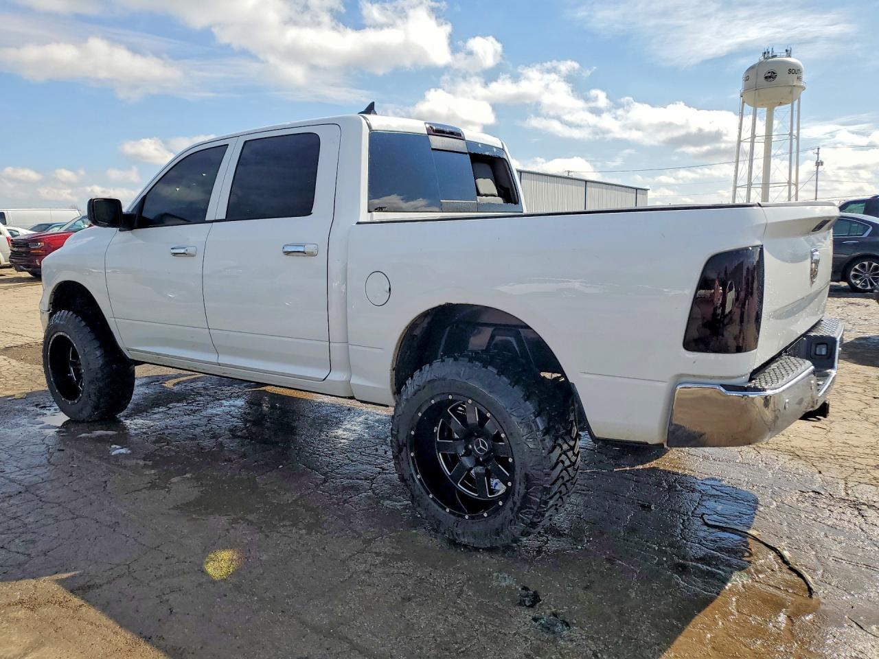2014 RAM 1500 SLT photo 2