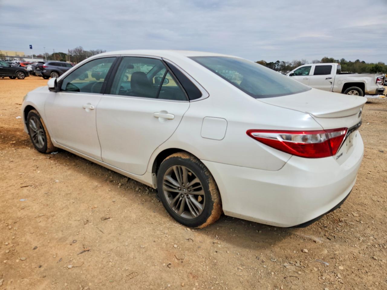 2016 TOYOTA CAMRY SE photo 3