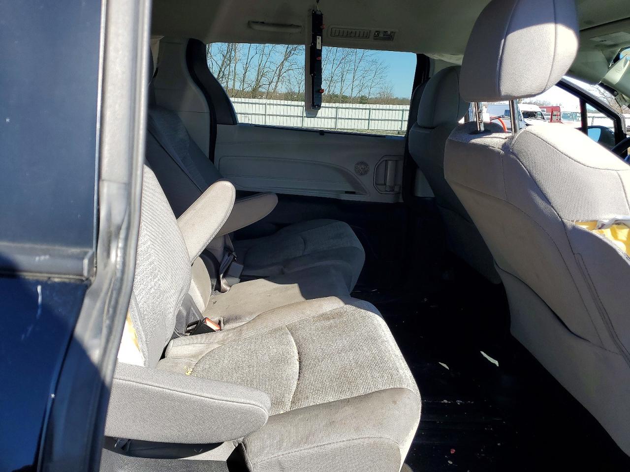 2022 TOYOTA SIENNA LE 8-PASSENGER photo 11