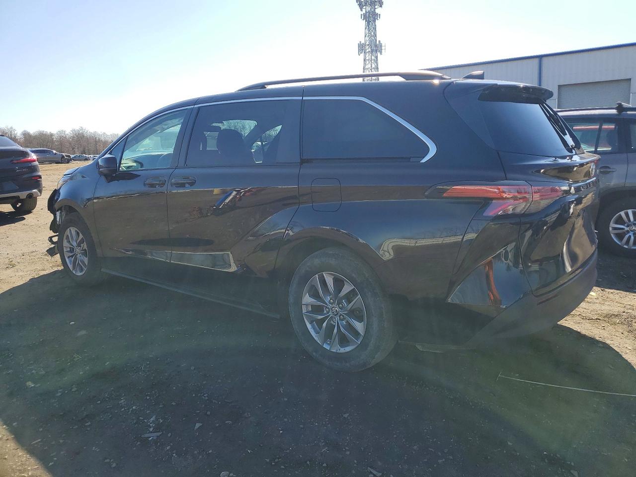 2022 TOYOTA SIENNA LE 8-PASSENGER photo 2