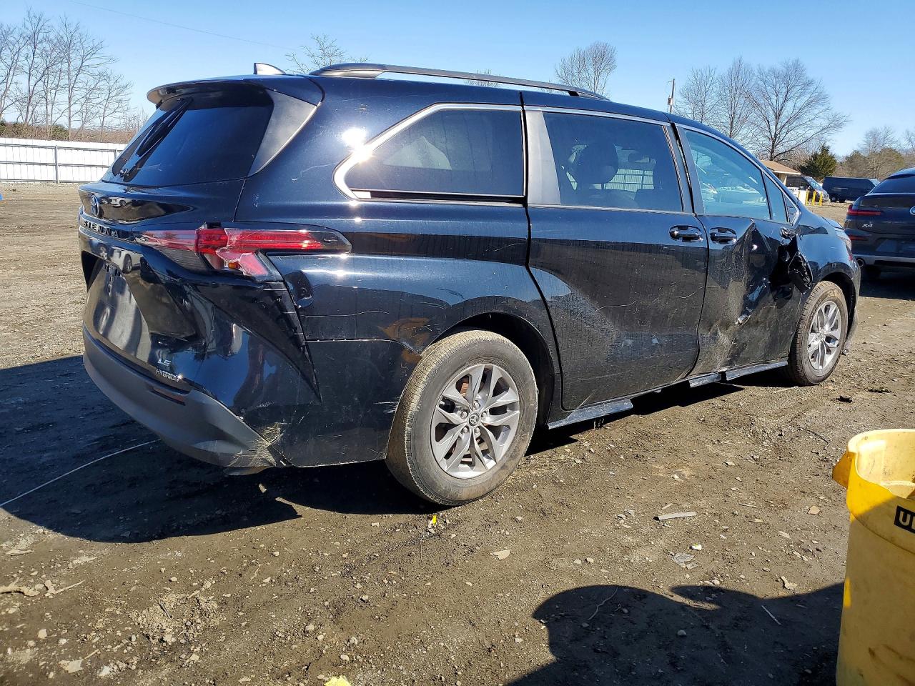 2022 TOYOTA SIENNA LE 8-PASSENGER photo 3