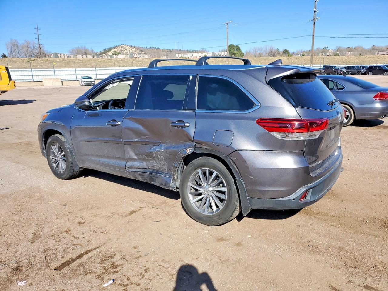 2018 TOYOTA HIGHLANDER XLE photo 3