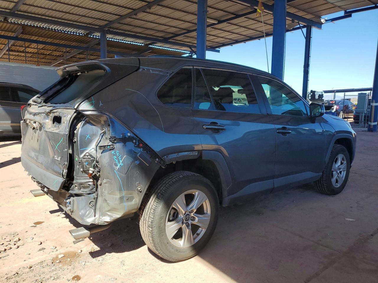 2021 TOYOTA RAV4 XLE photo 3