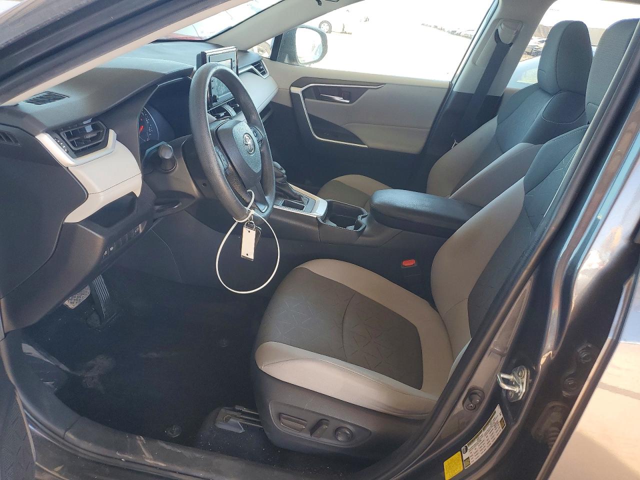 2021 TOYOTA RAV4 XLE photo 7