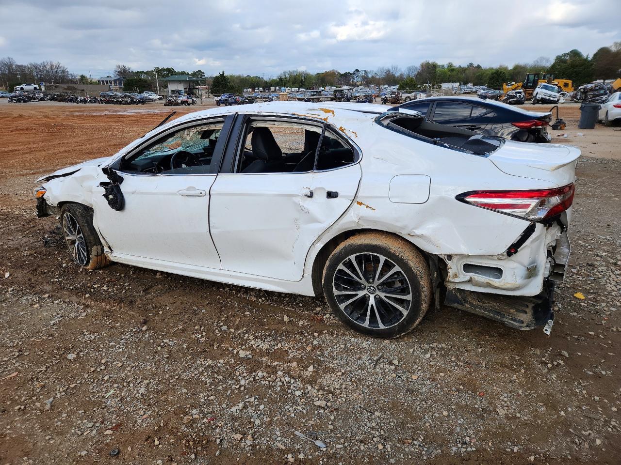2020 TOYOTA CAMRY SE photo 3