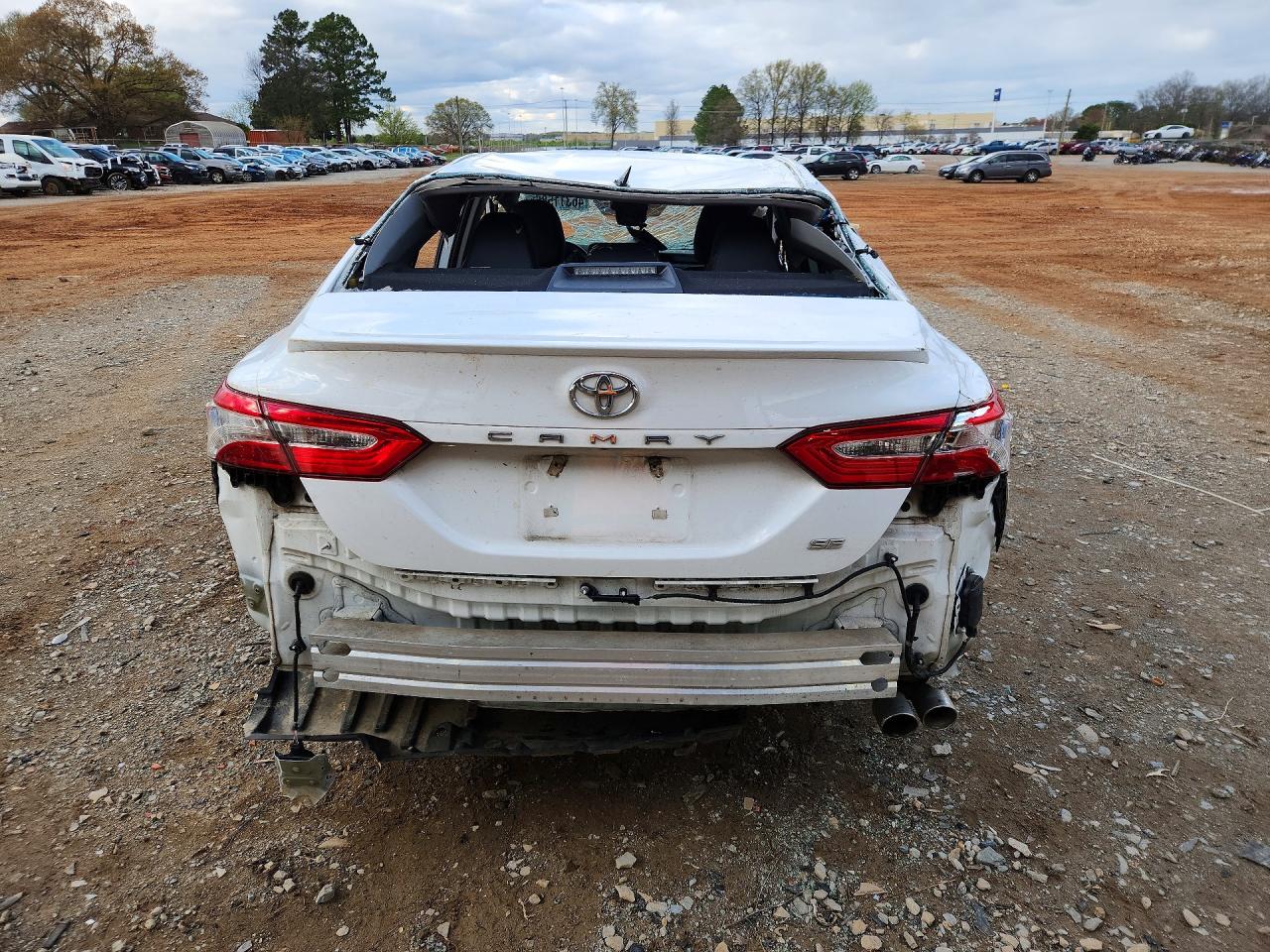 2020 TOYOTA CAMRY SE photo 11