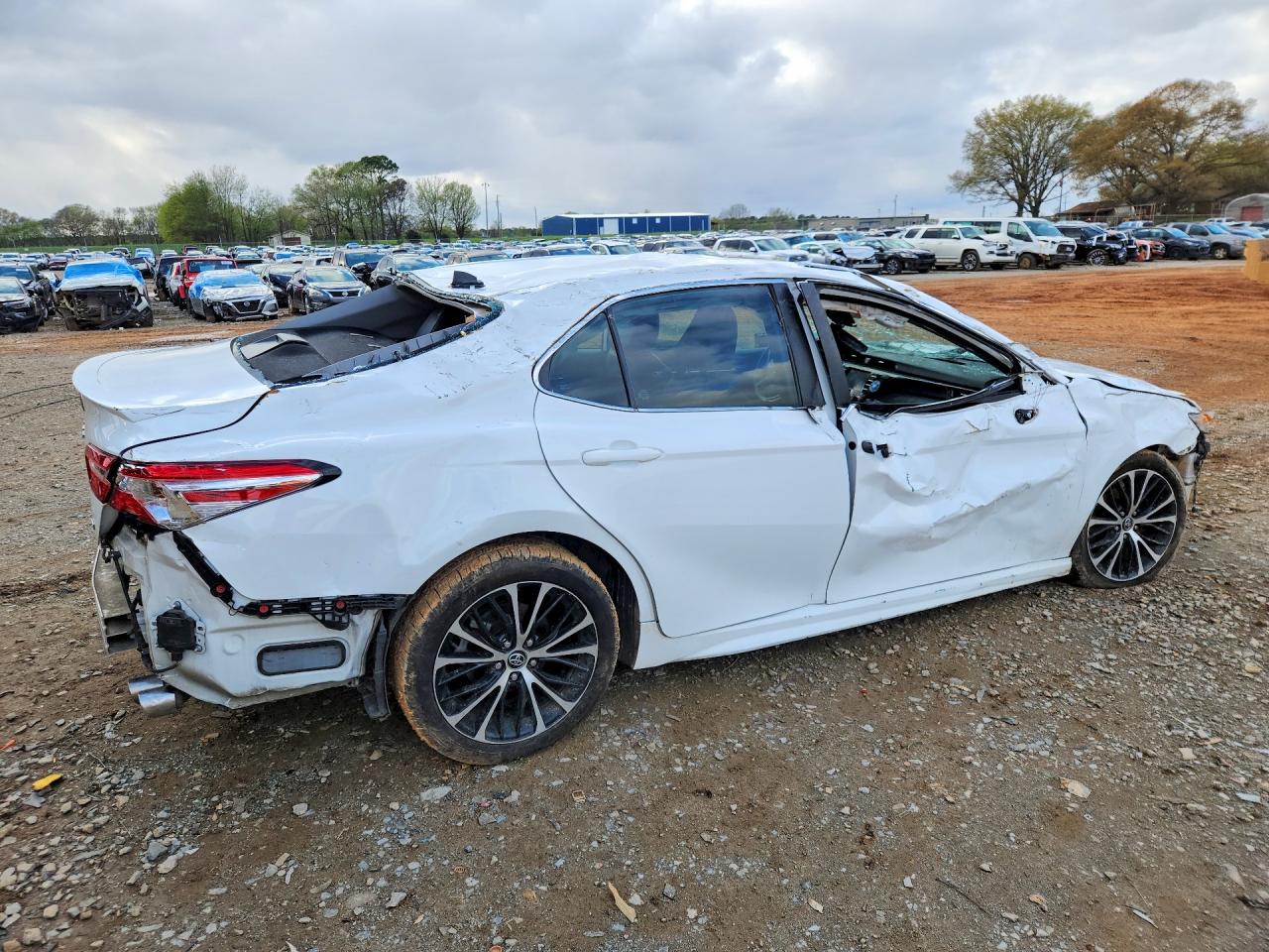 2020 TOYOTA CAMRY SE photo 5