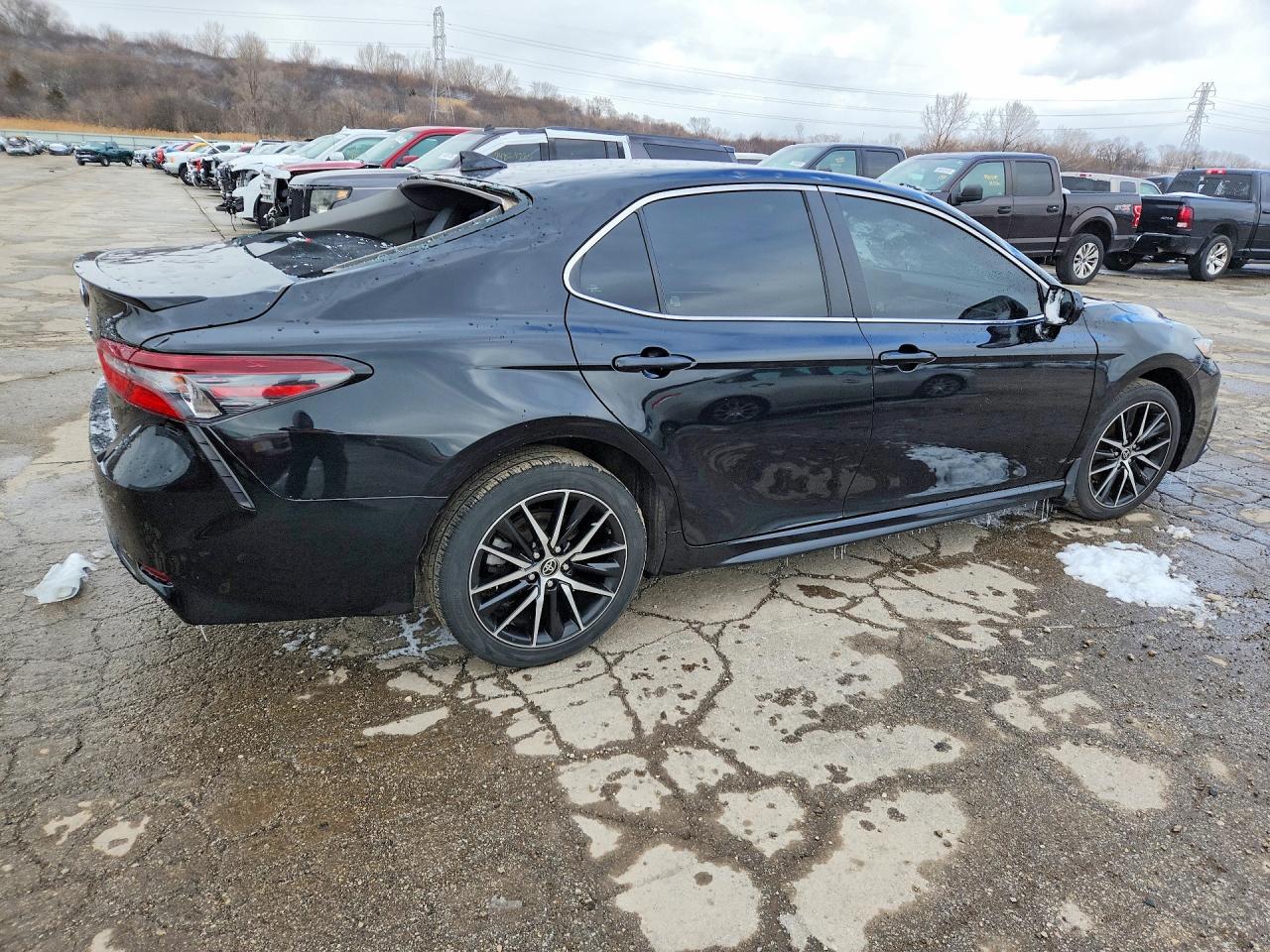 2021 TOYOTA CAMRY SE photo 3