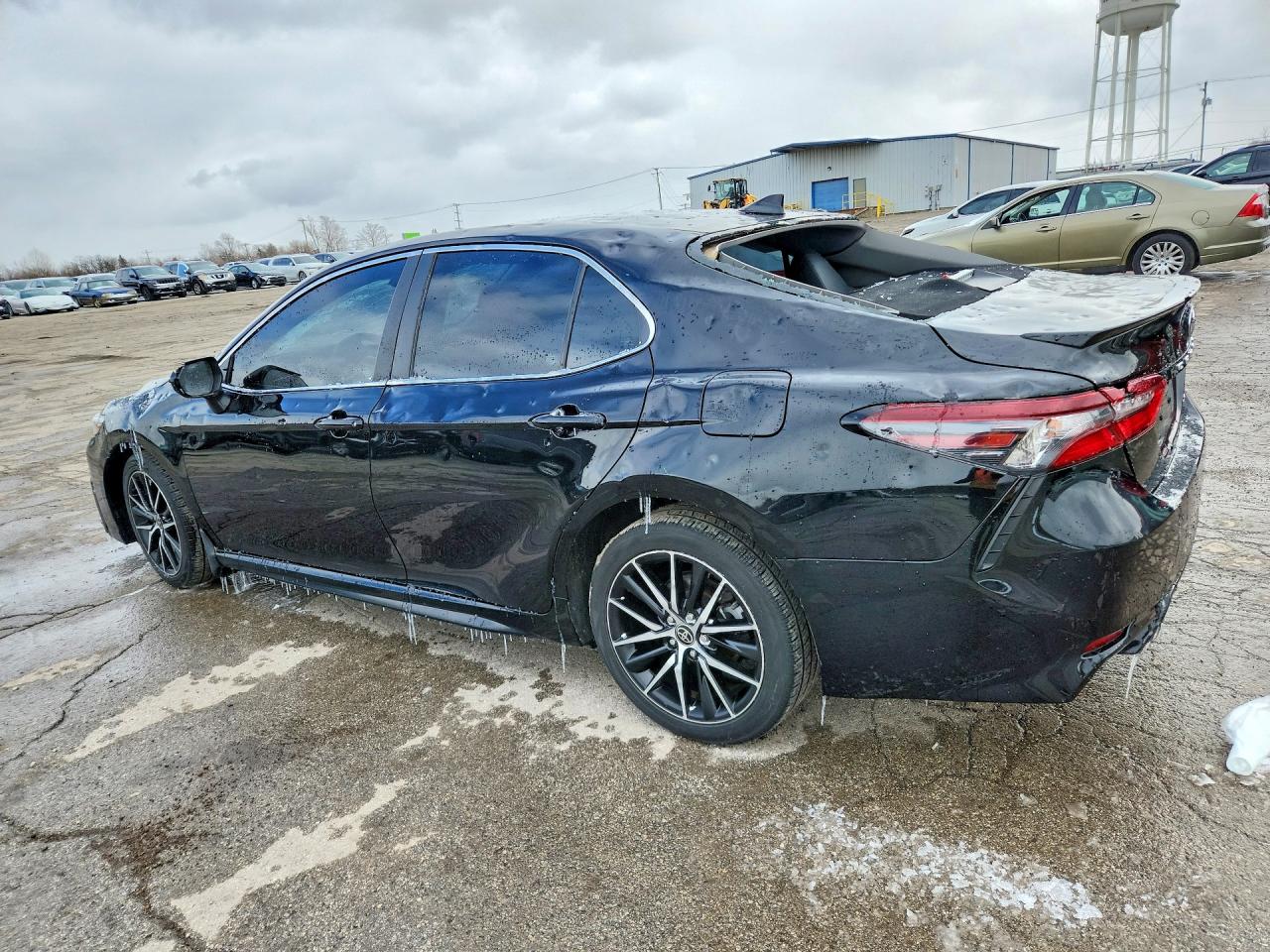 2021 TOYOTA CAMRY SE photo 2