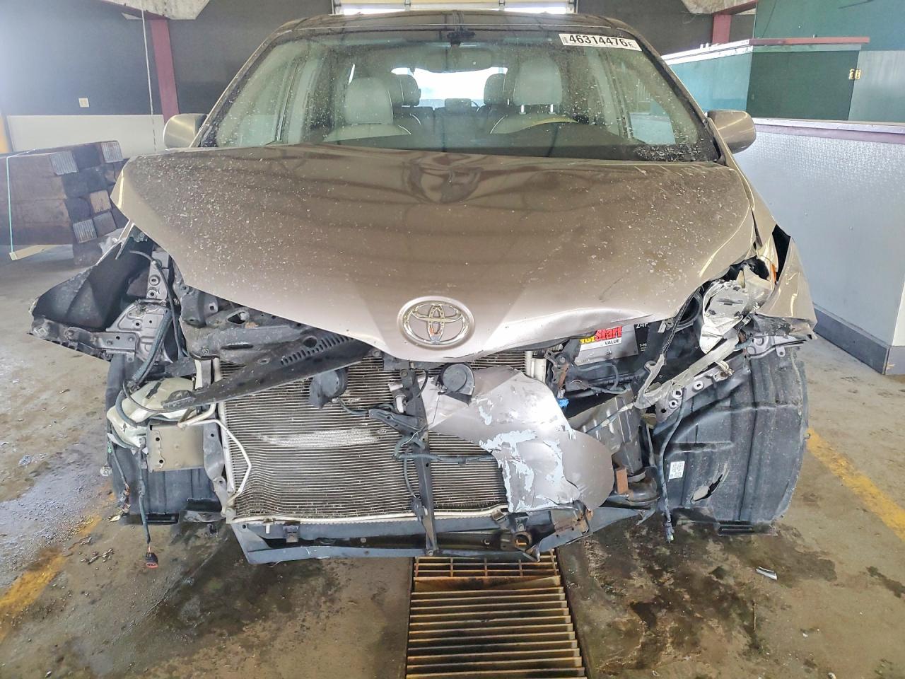 2014 TOYOTA SIENNA XLE 8-PASSENGER photo 5