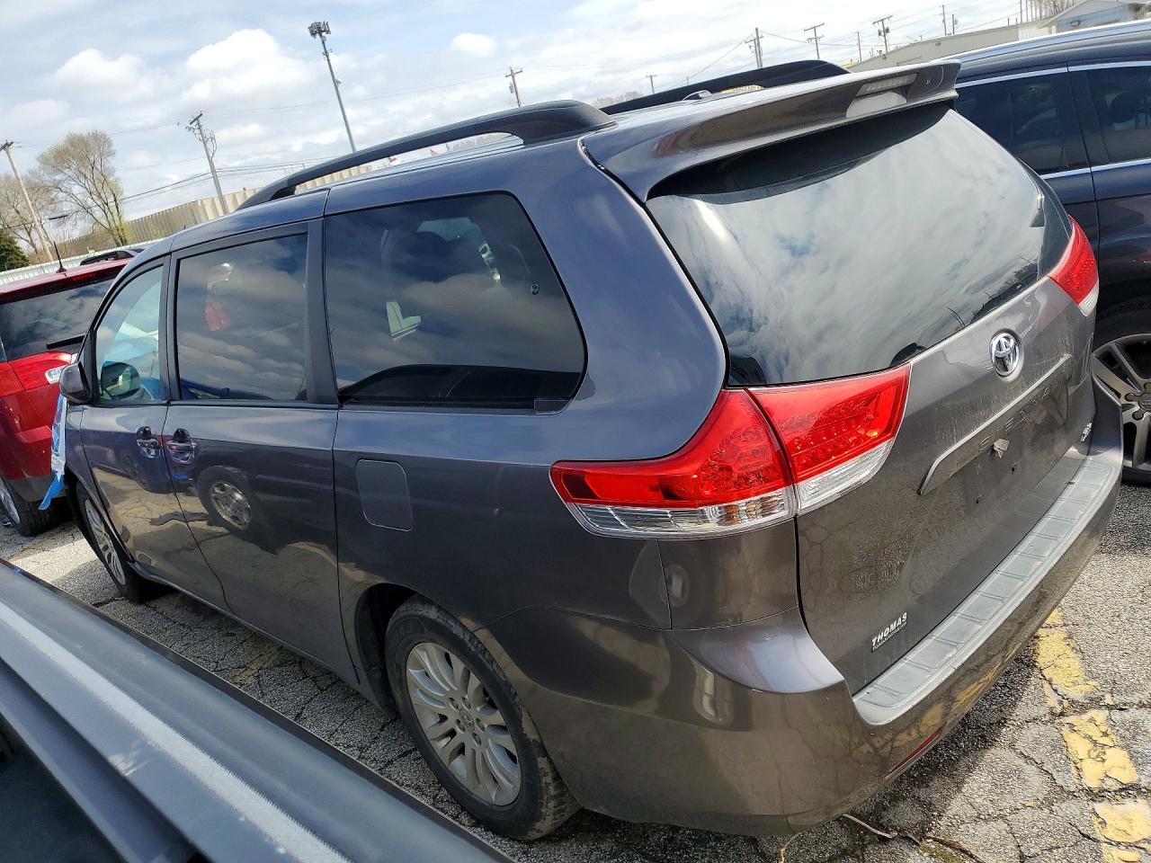 2014 TOYOTA SIENNA XLE 8-PASSENGER photo 2