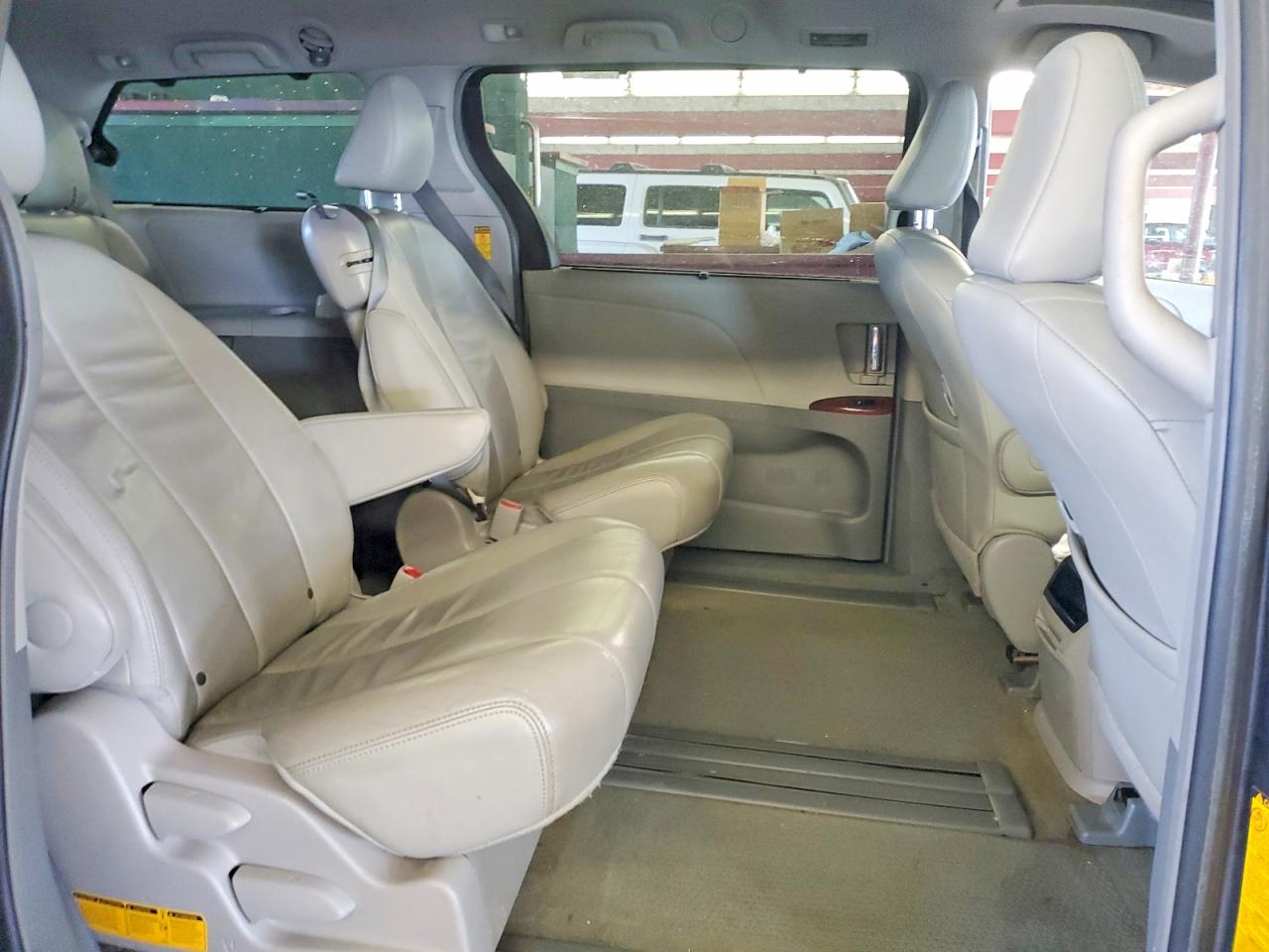 2014 TOYOTA SIENNA XLE 8-PASSENGER photo 11