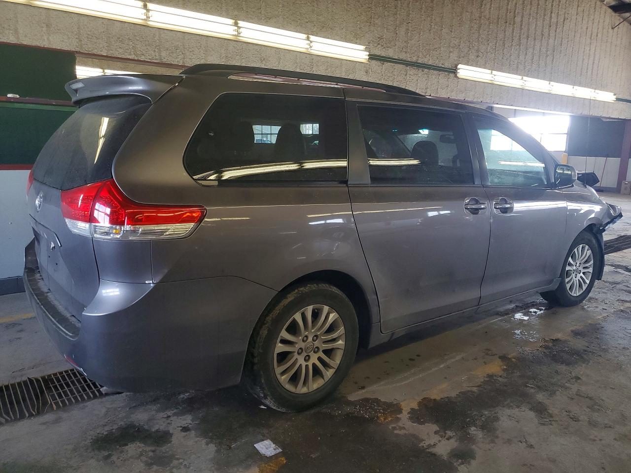2014 TOYOTA SIENNA XLE 8-PASSENGER photo 3