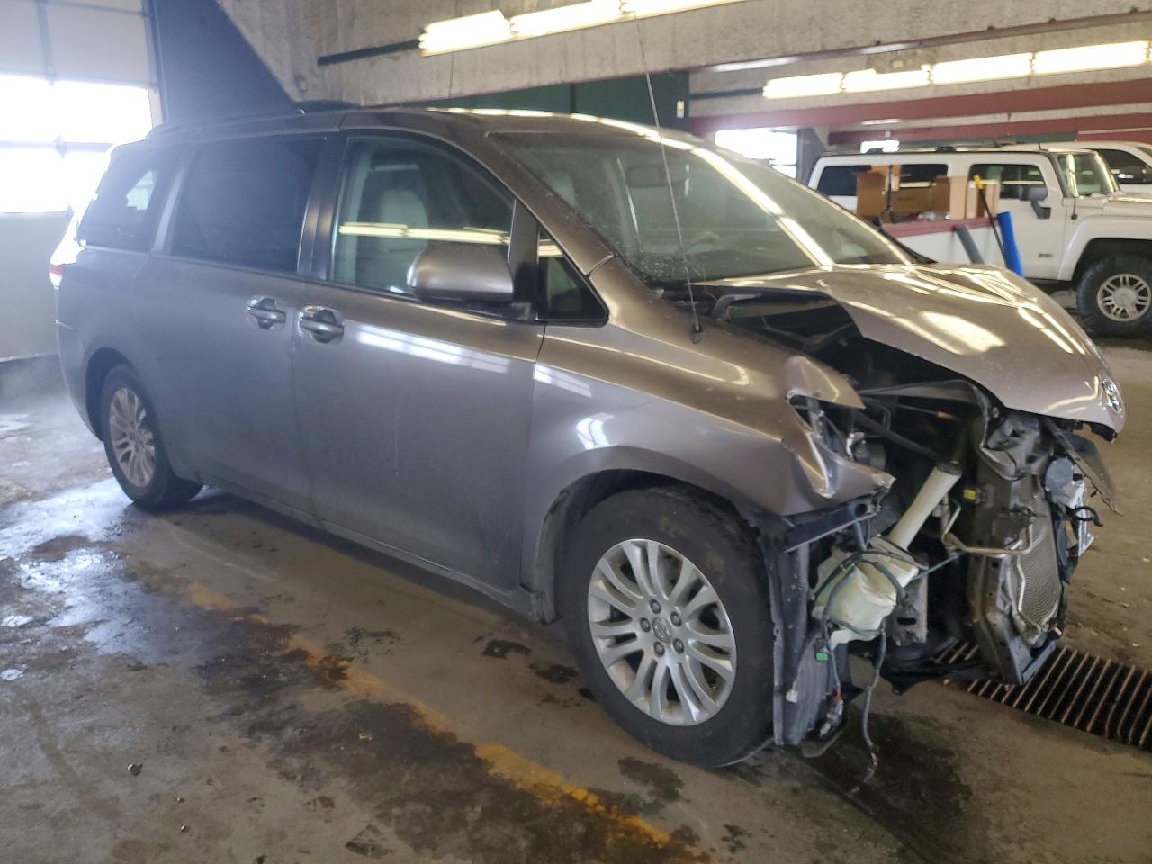 2014 TOYOTA SIENNA XLE 8-PASSENGER photo 4