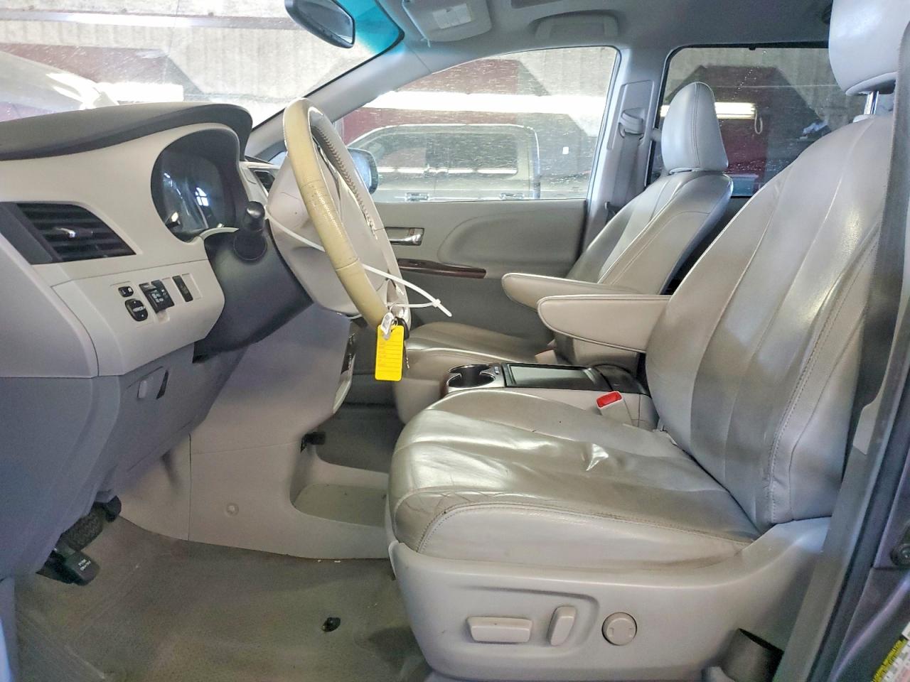 2014 TOYOTA SIENNA XLE 8-PASSENGER photo 7