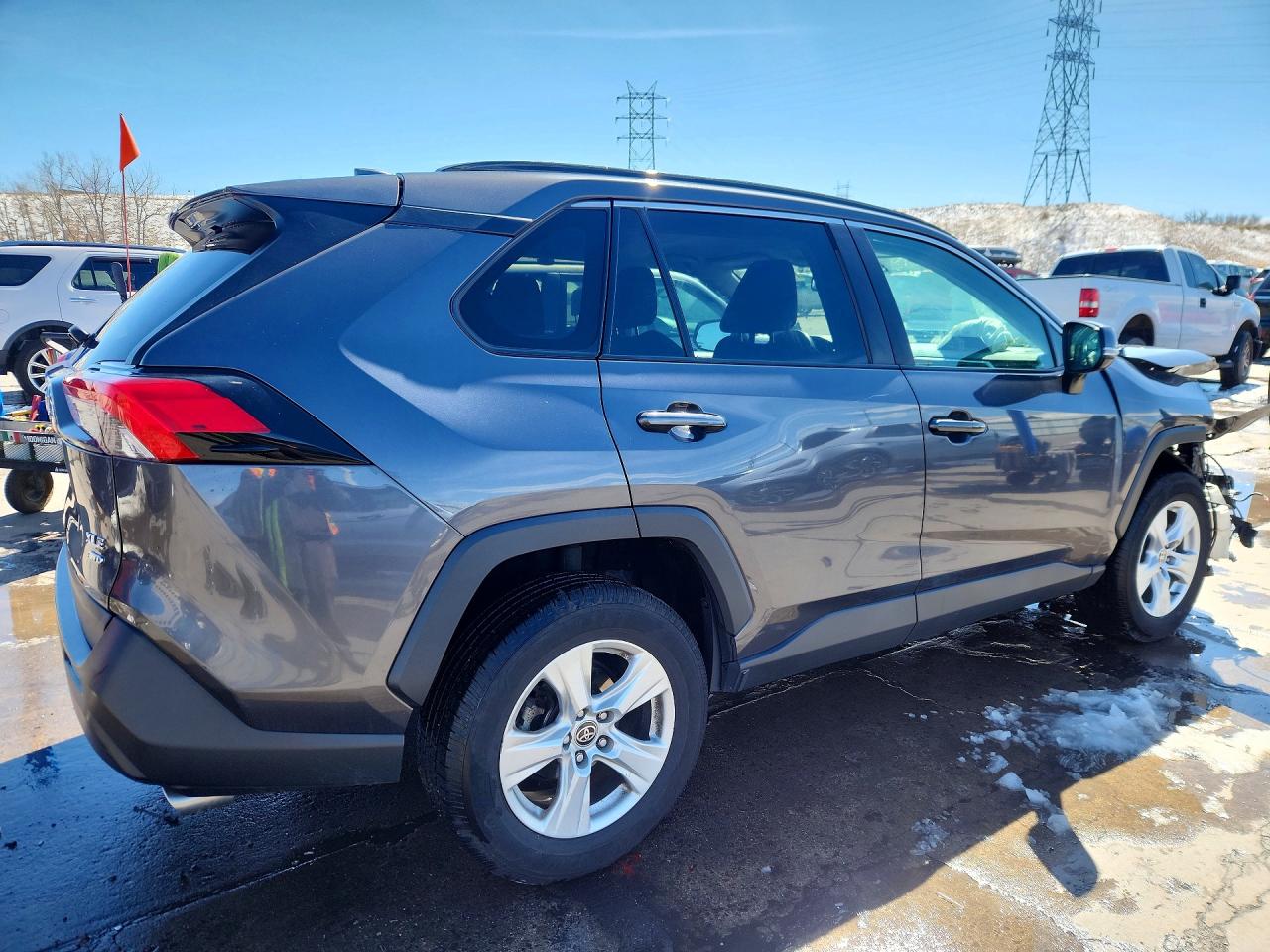 2021 TOYOTA RAV4 XLE photo 5