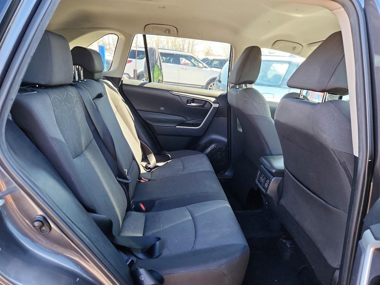 2021 TOYOTA RAV4 XLE photo 21