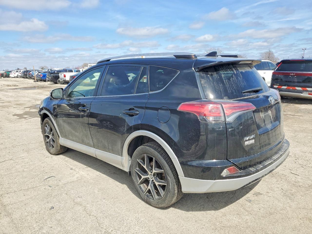 2016 TOYOTA RAV4 SE photo 4