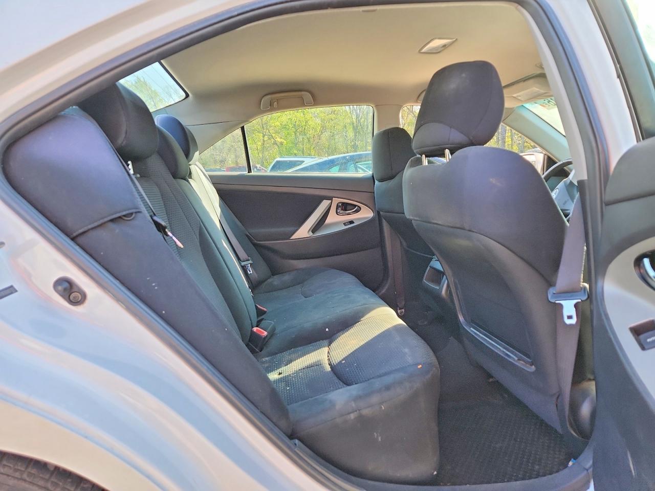 2010 TOYOTA CAMRY SE photo 19