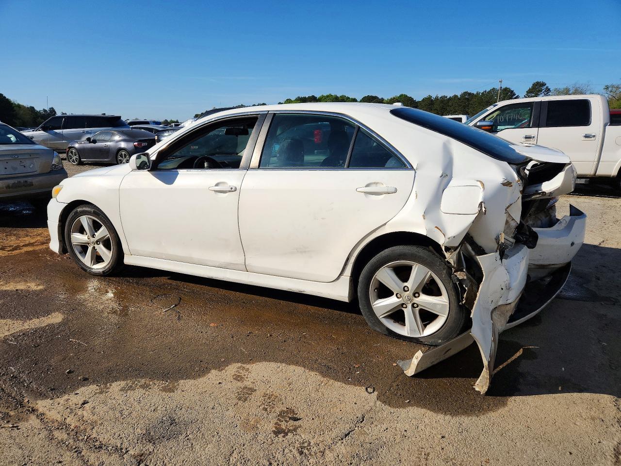 2010 TOYOTA CAMRY SE photo 3
