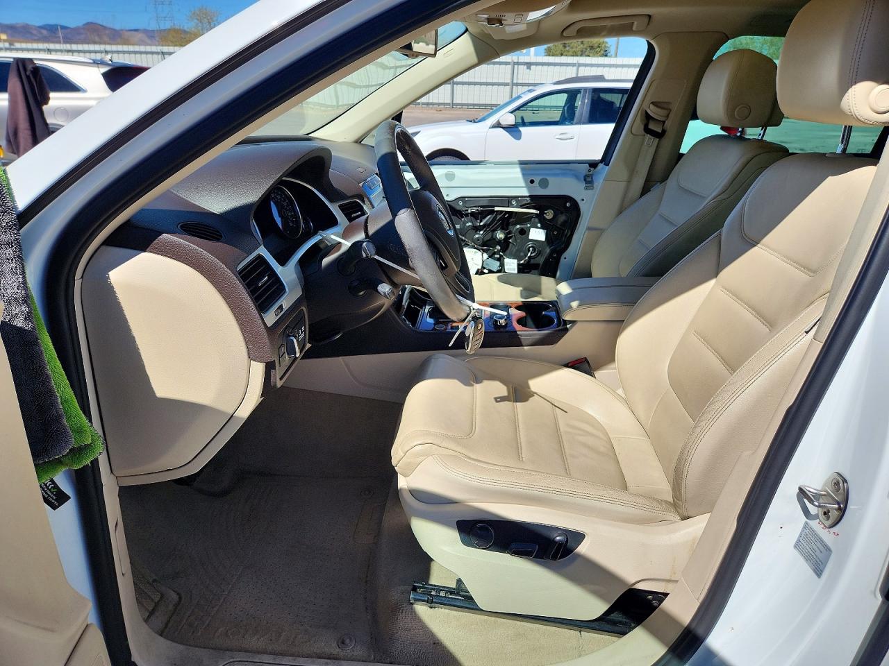 2012 VOLKSWAGEN TOUAREG V6 TDI photo 13