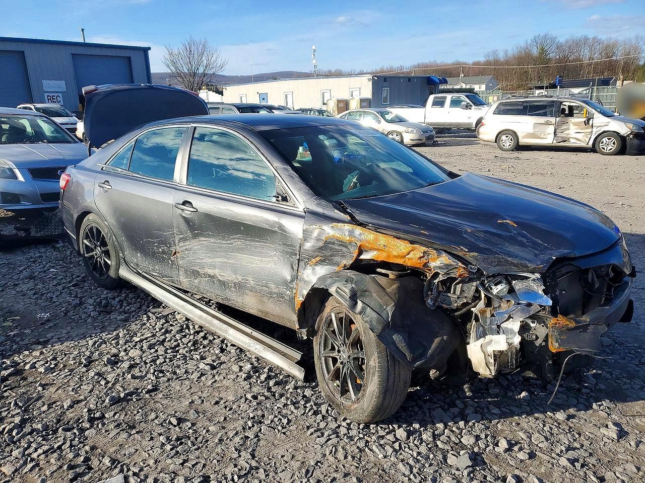 2011 TOYOTA CAMRY SE photo 4