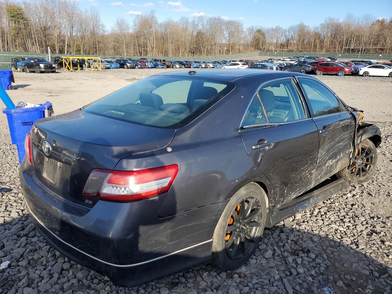 2011 TOYOTA CAMRY SE photo 3