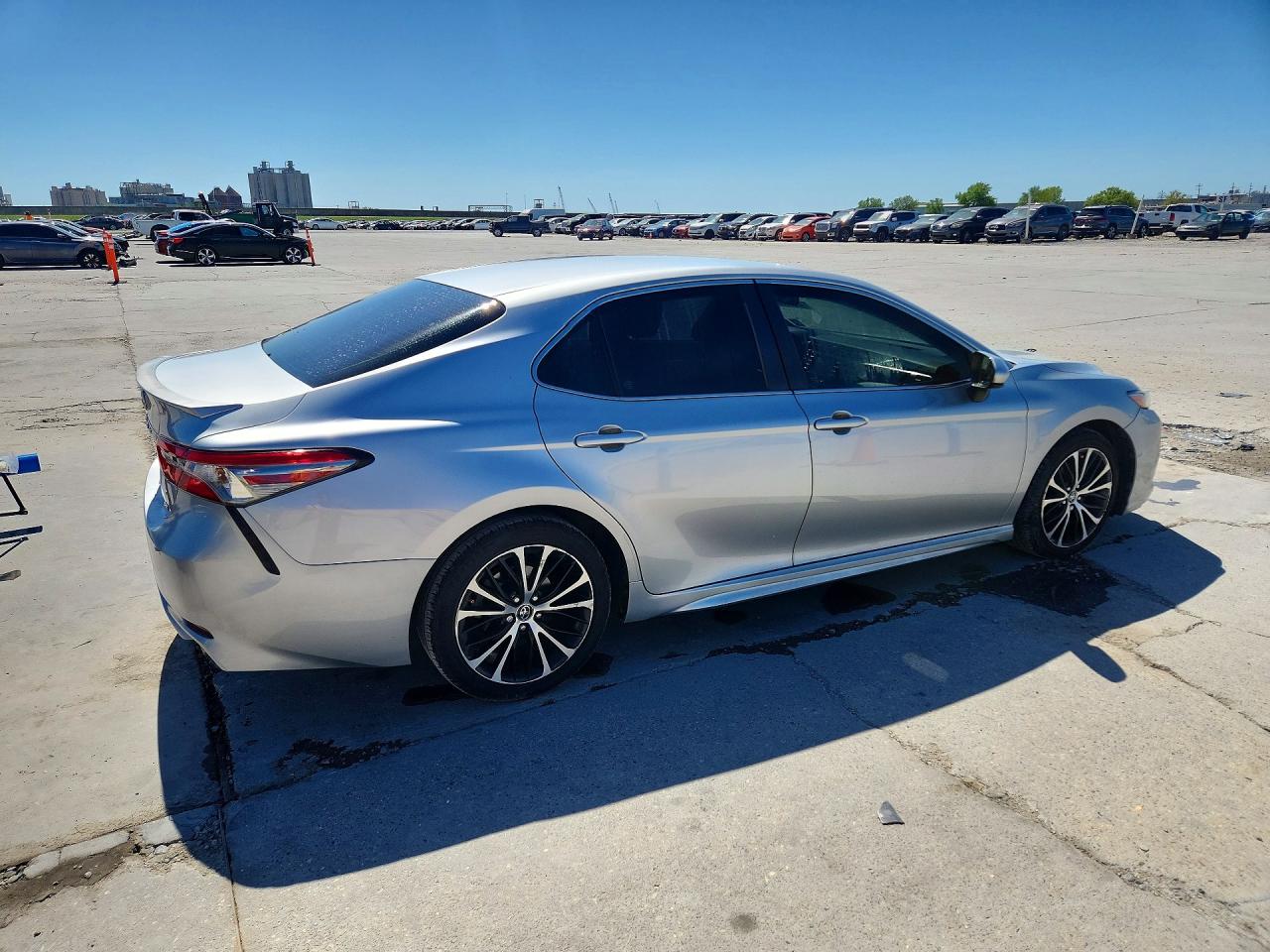 2018 TOYOTA CAMRY SE photo 5