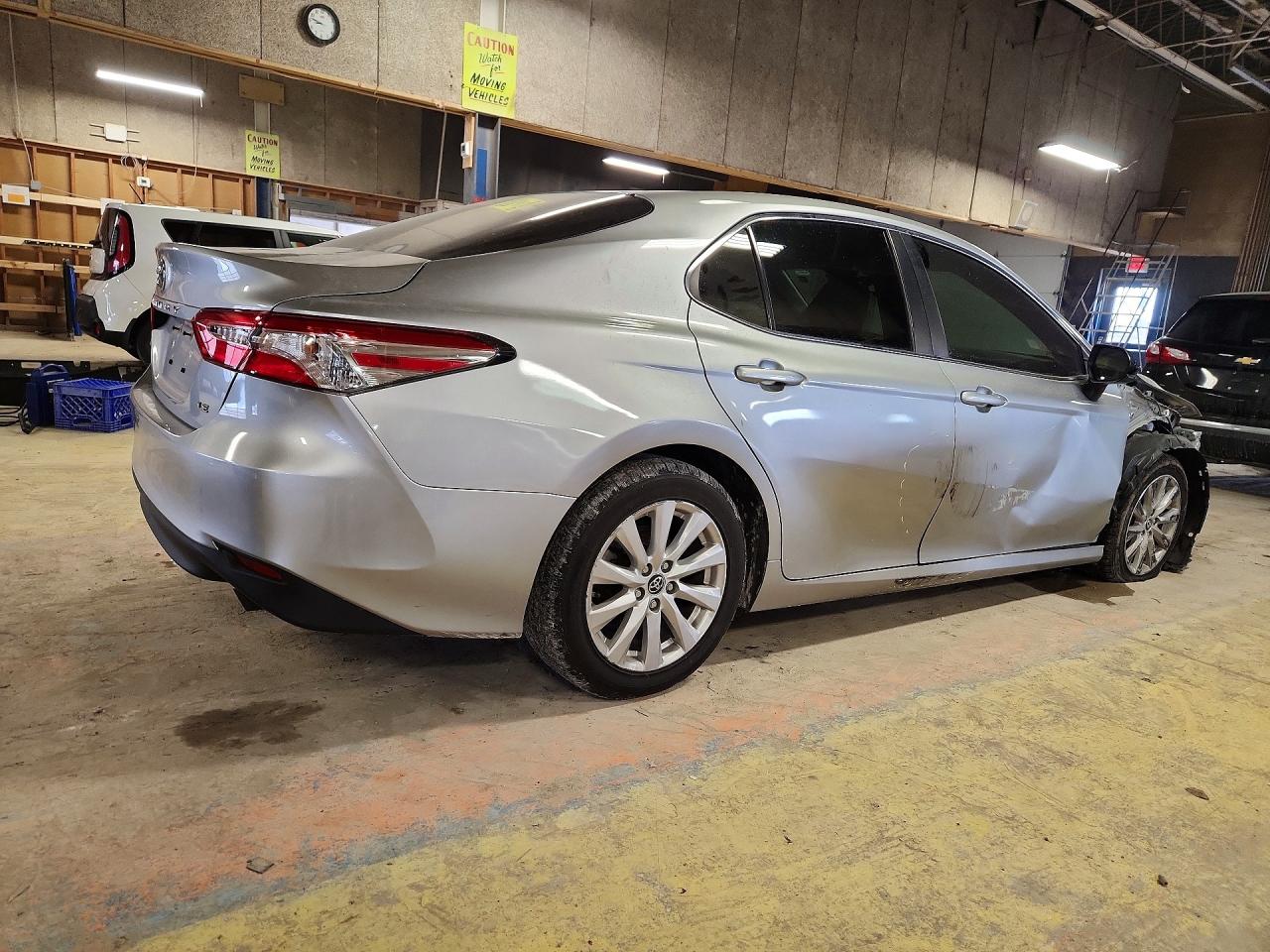 2018 TOYOTA CAMRY LE photo 5