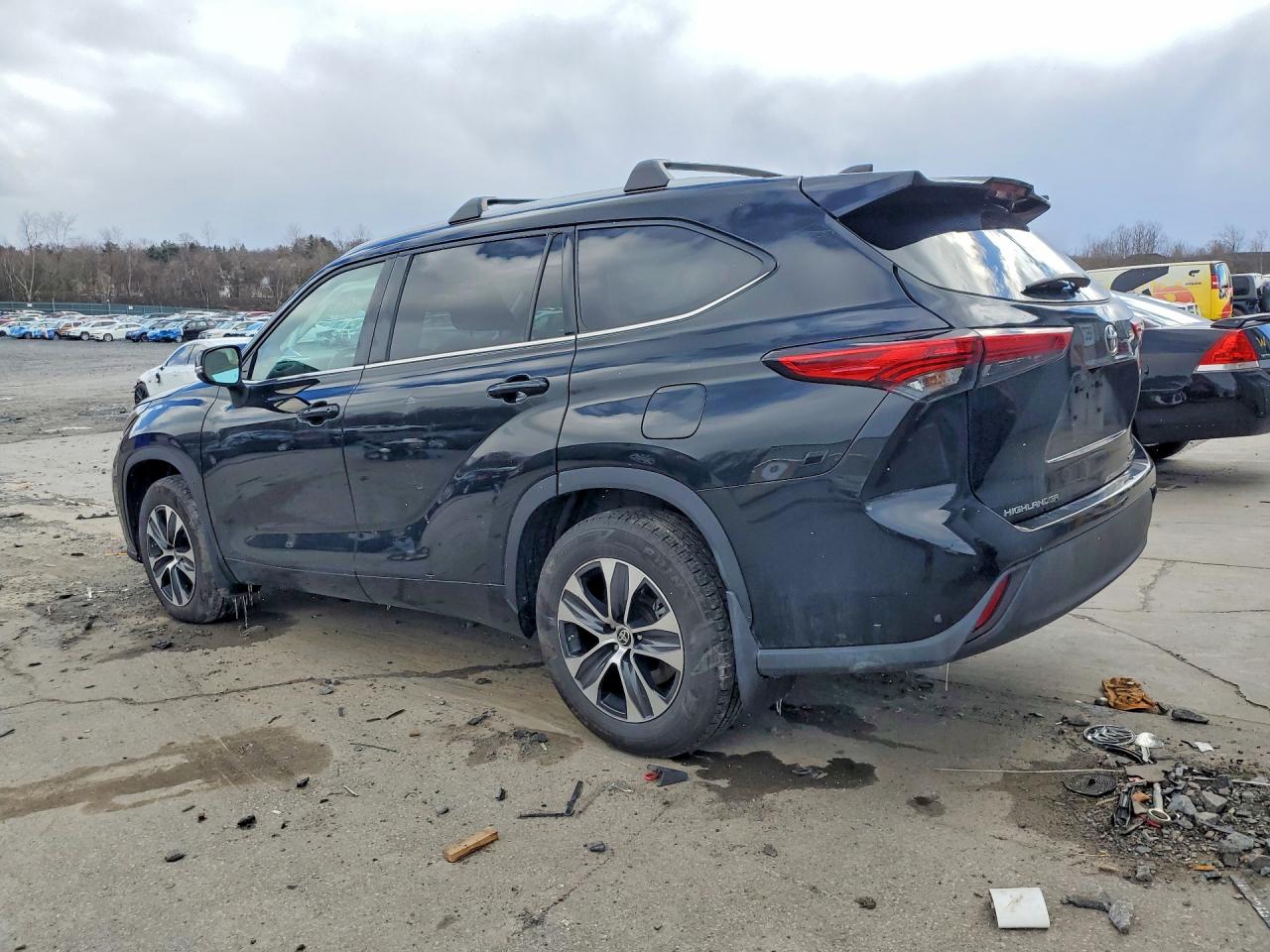 2022 TOYOTA HIGHLANDER XLE photo 3