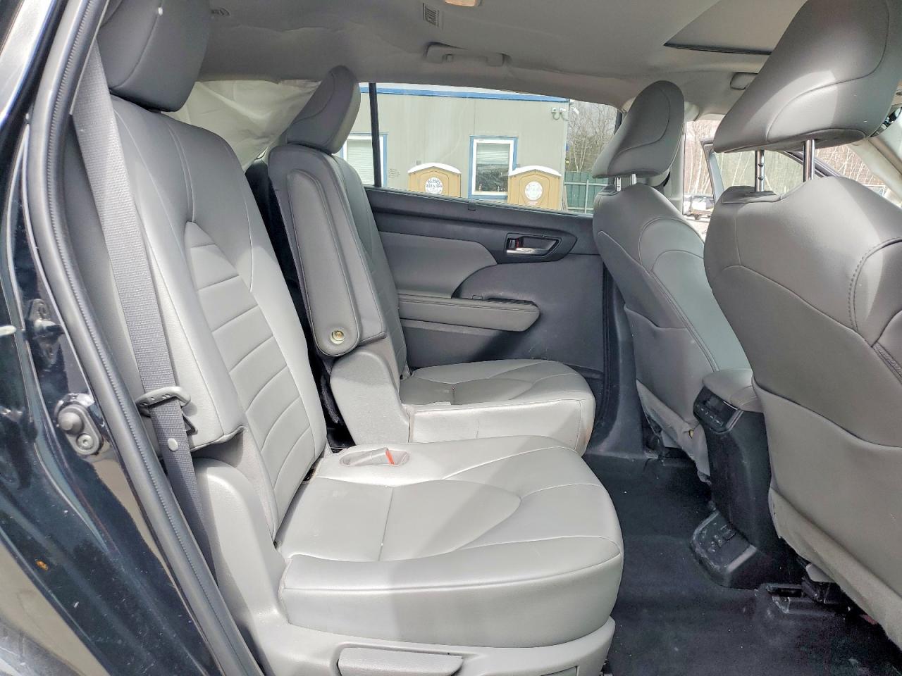 2022 TOYOTA HIGHLANDER XLE photo 21