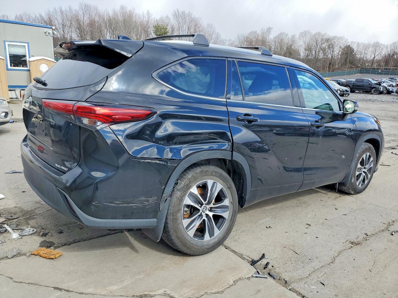 2022 TOYOTA HIGHLANDER XLE photo 5